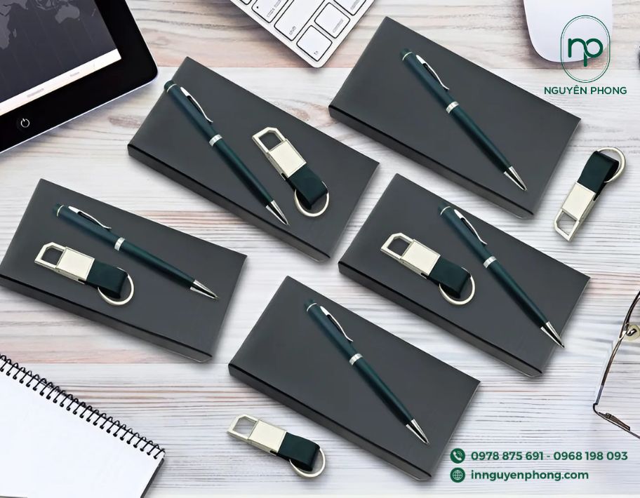 Mẫu hộp đựng bút kèm móc khóa